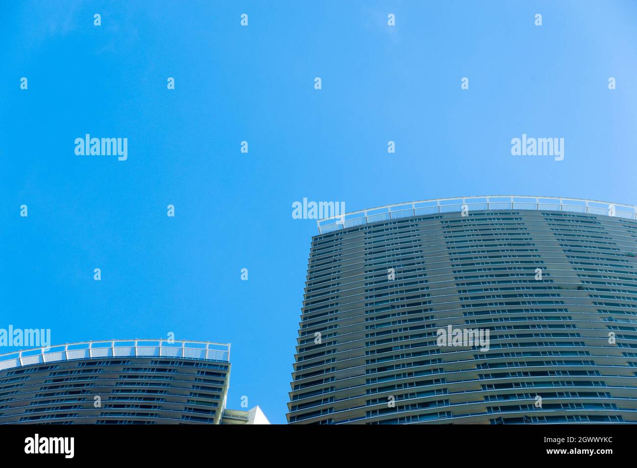 Niedrigen Winkel Blick auf moderne Gebäude gegen blauen Himmel Stockfoto