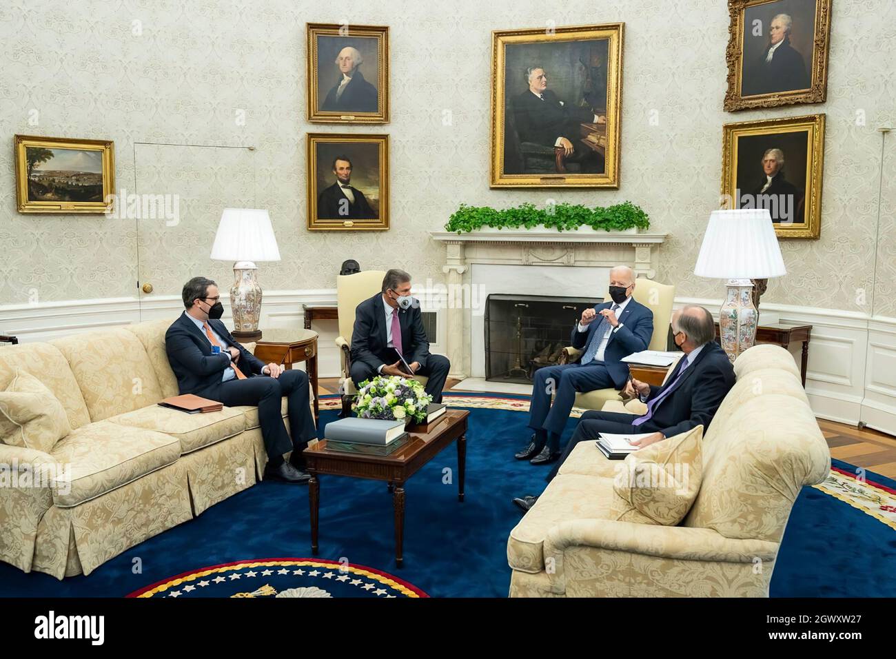 US-Präsident Joe Biden empfängt West Virginia Senator Joe Manchin im Oval Office des Weißen Hauses, um über seine Abstimmung über Bidens Initiative „Build Back Better Infrastructure“ zu diskutieren. Stockfoto