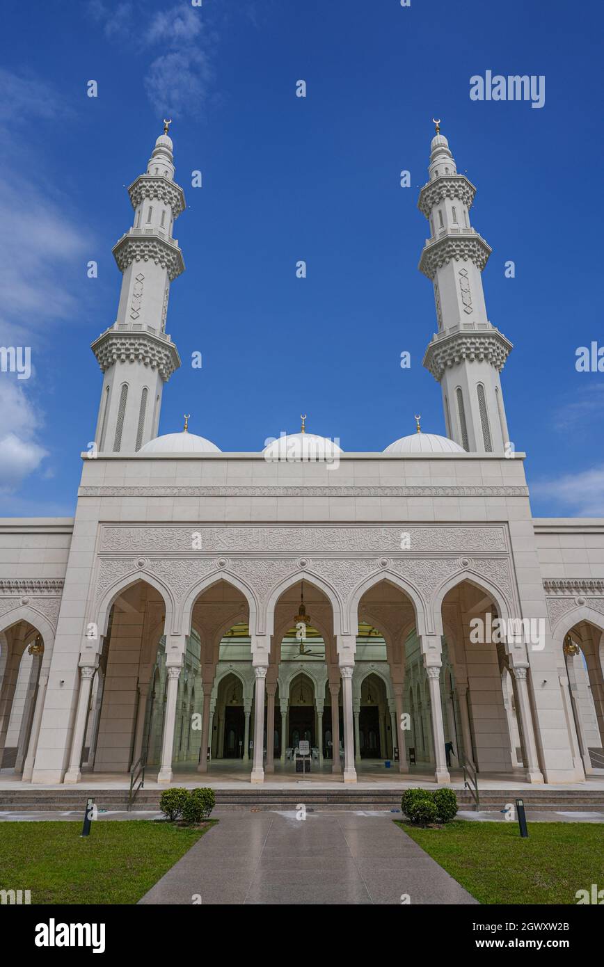 Negeri Sembilan, Malaysia - 18. September 2021 : wunderschöne islamische Architektur von Masjid Sri Sendayan die neue und größte Moschee in Seremban heute Stockfoto
