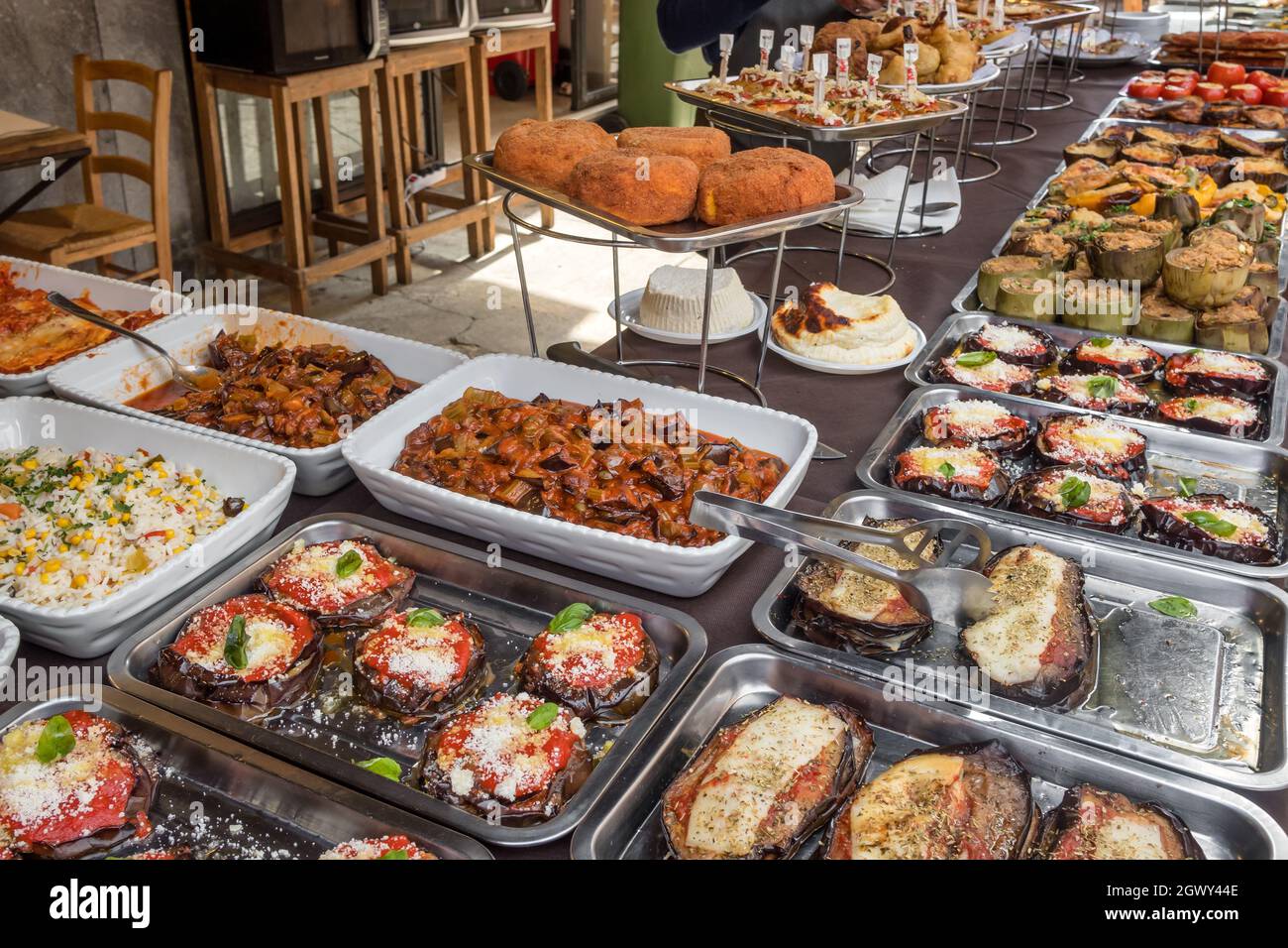 Gegrilltes Gemüse, gefüllte Eierpflanzungen, lokale Straßensnacks auf einem Stand des traditionellen Bauernmarktes in Sizilien, Italien Stockfoto