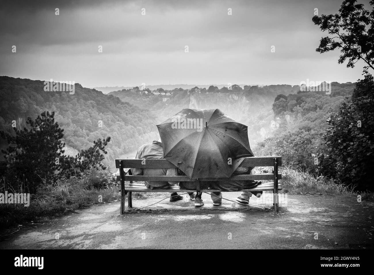 Bank regenschirm Schwarzweiß-Stockfotos und -bilder - Alamy