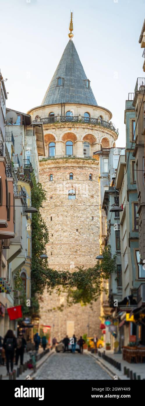 Blick auf die Straße am Galata Tower in der Altstadt von Istanbul, Türkei Stockfoto