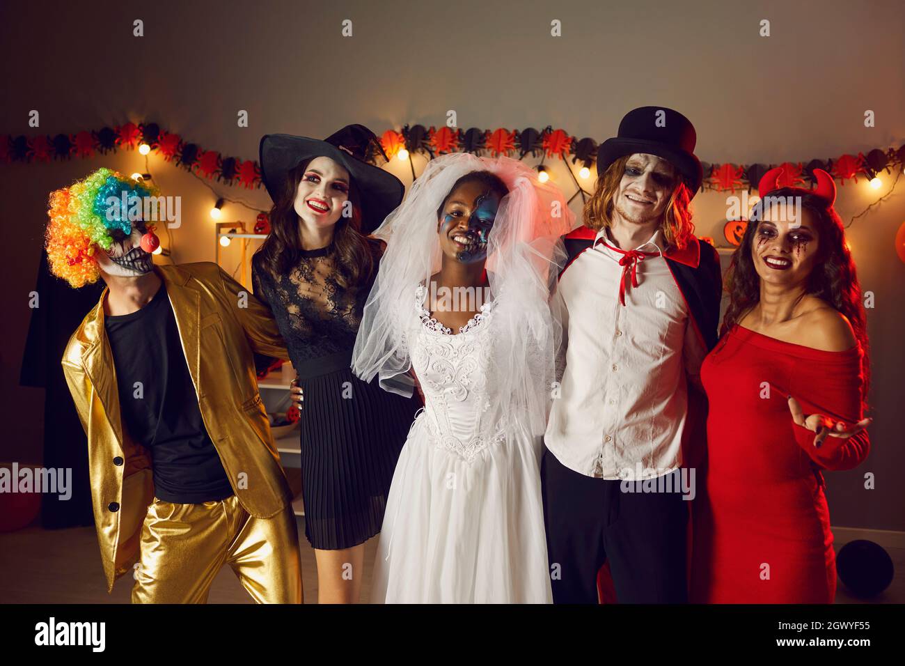 Porträt von multirassischen erwachsenen Freunden in gruseligen Kostümen für Halloween zu Hause Party. Stockfoto