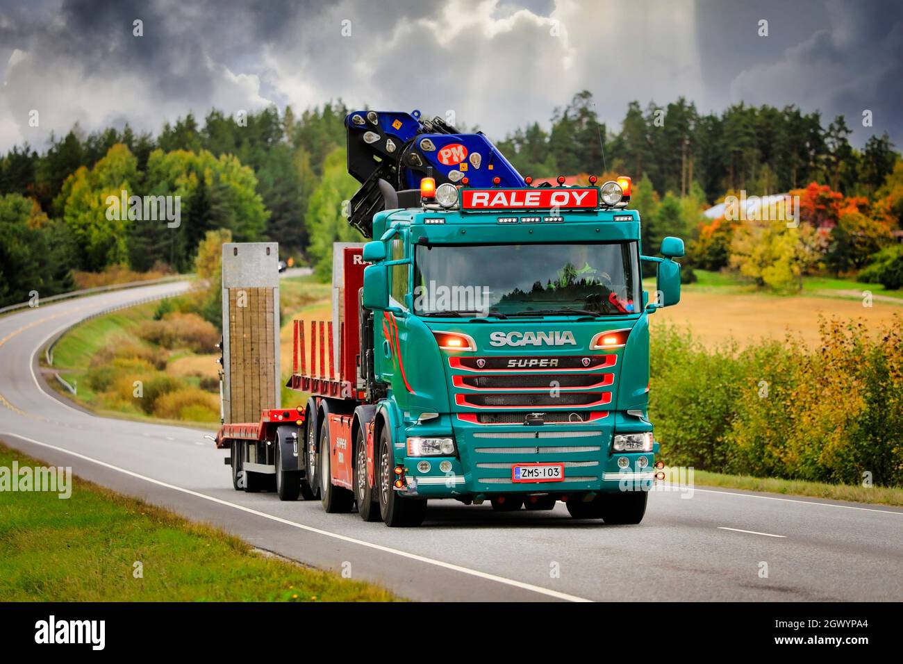 Grün angepasste Scania LKW Rale Oy mit LKW-Kran zieht Anhänger auf Straße 52 an einem bewölkten Tag im Herbst. Salo, Finnland. 23. September 2021. Stockfoto