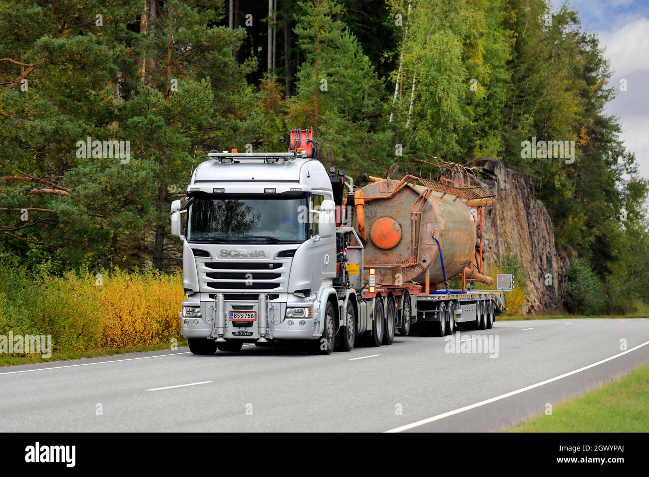 Der Silver Scania R730 LKW transportiert an einem Herbsttag altes, stillliebendes Farmsilo auf einem Anhänger entlang der Autobahn. Salo, Finnland. 23. September 2021. Stockfoto