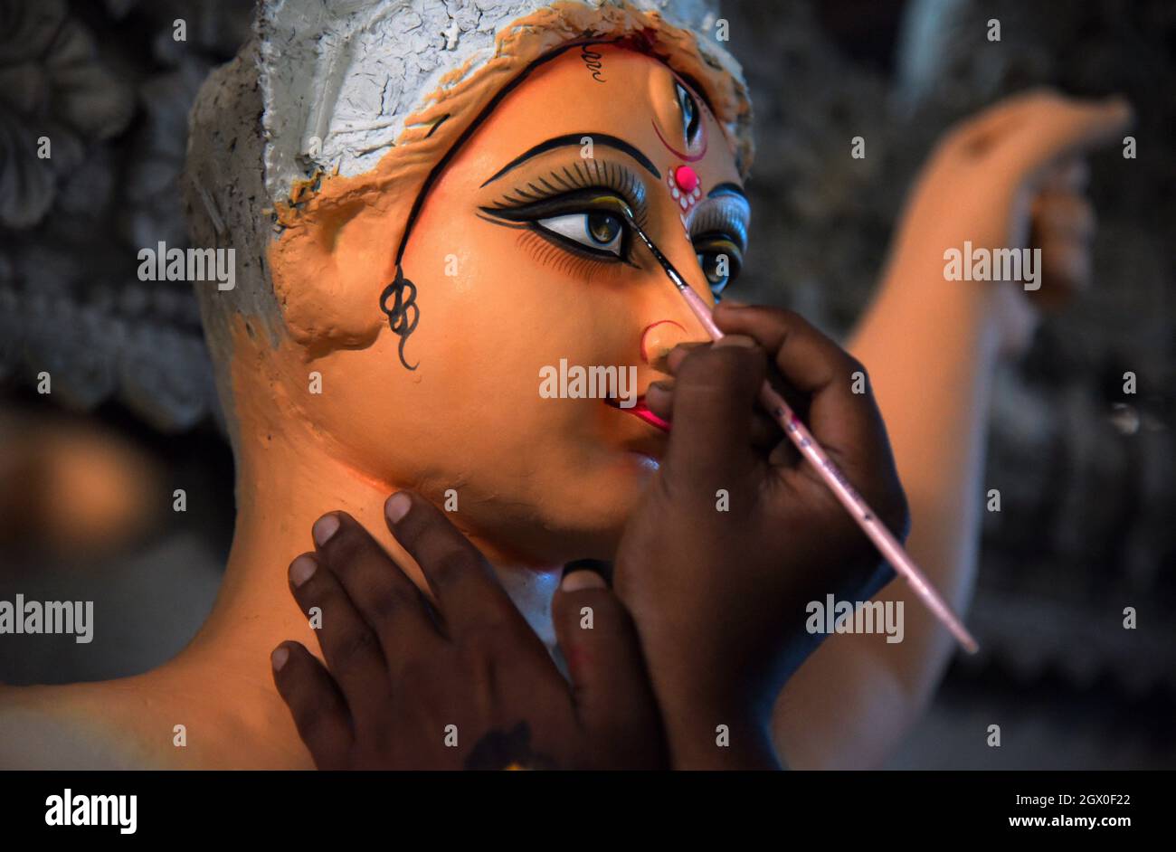 Guwahati, Guwahati, Indien. Oktober 2021. Die Künstlerin zog die Augen des Idols der Göttin Durga in einem Workshop vor dem Hindu-Festival Durga puja in Guwahati Assam India am Sonntag, 3. Oktober 2021. Durga puja ist das Hindu-Festival, das der Hindu-Göttin Durga für ihren Sieg über den Asura-Namen Mahisasur huldigt (Bildnachweis: © Dasarath Deka/ZUMA-Pressdraht) Stockfoto