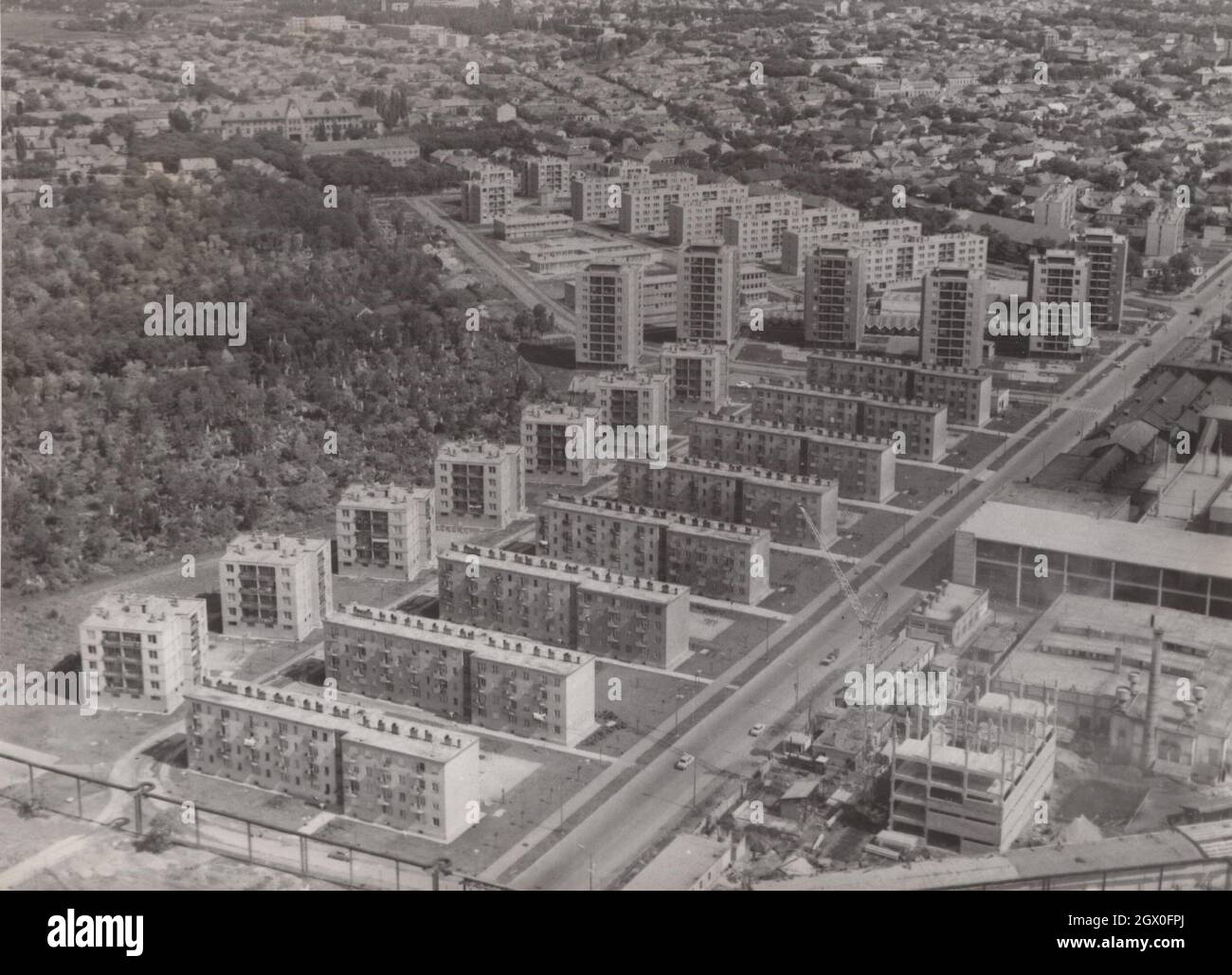 Original Retro-Foto über einen neuen Wohnblock (Wohnbereich), der fast in einem unbekannten Land fertiggestellt ist, das zur sowjetischen Gegend gehörte (hinter dem Eisernen Vorhang / Ostblockländer). Gleiche Häuser, möglicherweise die gleiche Größe von Wohnungen und Bauten. Ein Haus ist im Bau. Zeitraum: 1960er Jahre Quelle: Originalfoto Stockfoto