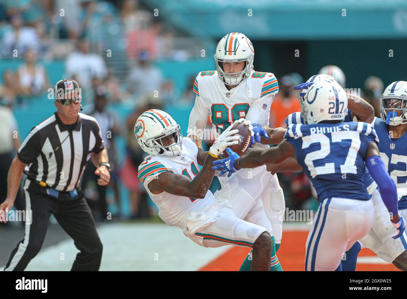 Sonntag, 3. Oktober 2019; Miami Gardens, FL USA; sowohl der Miami Dolphins Wide Receiver DeVante Parker (11) als auch der Tight End Mike Gesicki (88) suchen einen Pass von Quarterback Jacoby Brissett (14) für einen Touchdown während eines NFL-Spiels gegen die Indianapolis Colts im Hard Rock Stadium. Die Colts schlagen Delfine 27-17. (Kim Hukari/Bild des Sports) Stockfoto