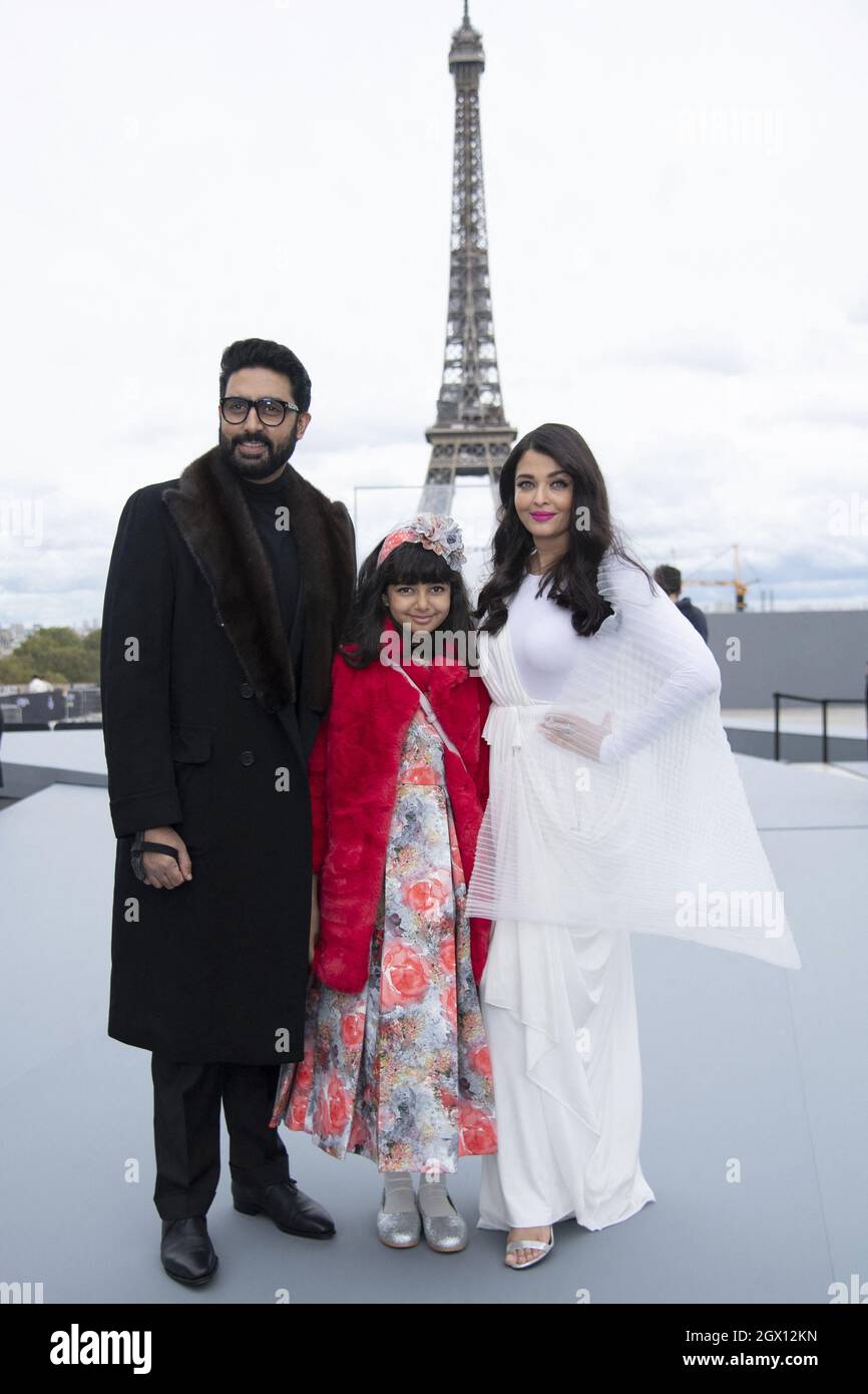 Aishwarya Rai mit Ehemann Abhishek Bachchan und ihrer Tochter, die nach der L'Oreal-Show im Rahmen der Paris Fashion Week Womenswear Spring/Summer 2022 am 03. Oktober 2021 in Paris, Frankreich, auf der Piste posiert. Foto von Aurore Marechal/ABACAPRESS.COM Stockfoto