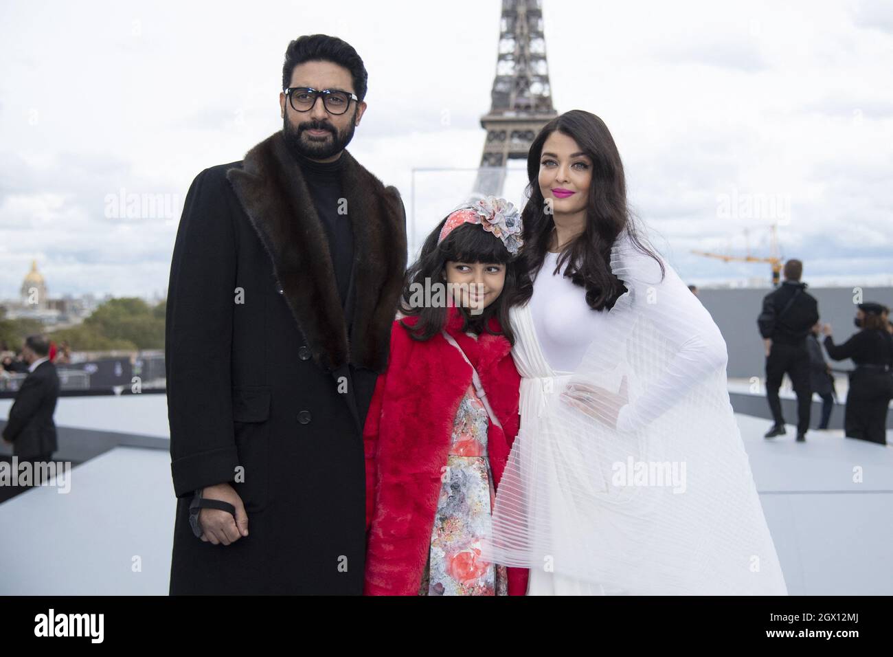 Aishwarya Rai mit Ehemann Abhishek Bachchan und ihrer Tochter, die nach der L'Oreal-Show im Rahmen der Paris Fashion Week Womenswear Spring/Summer 2022 am 03. Oktober 2021 in Paris, Frankreich, auf der Piste posiert. Foto von Aurore Marechal/ABACAPRESS.COM Stockfoto