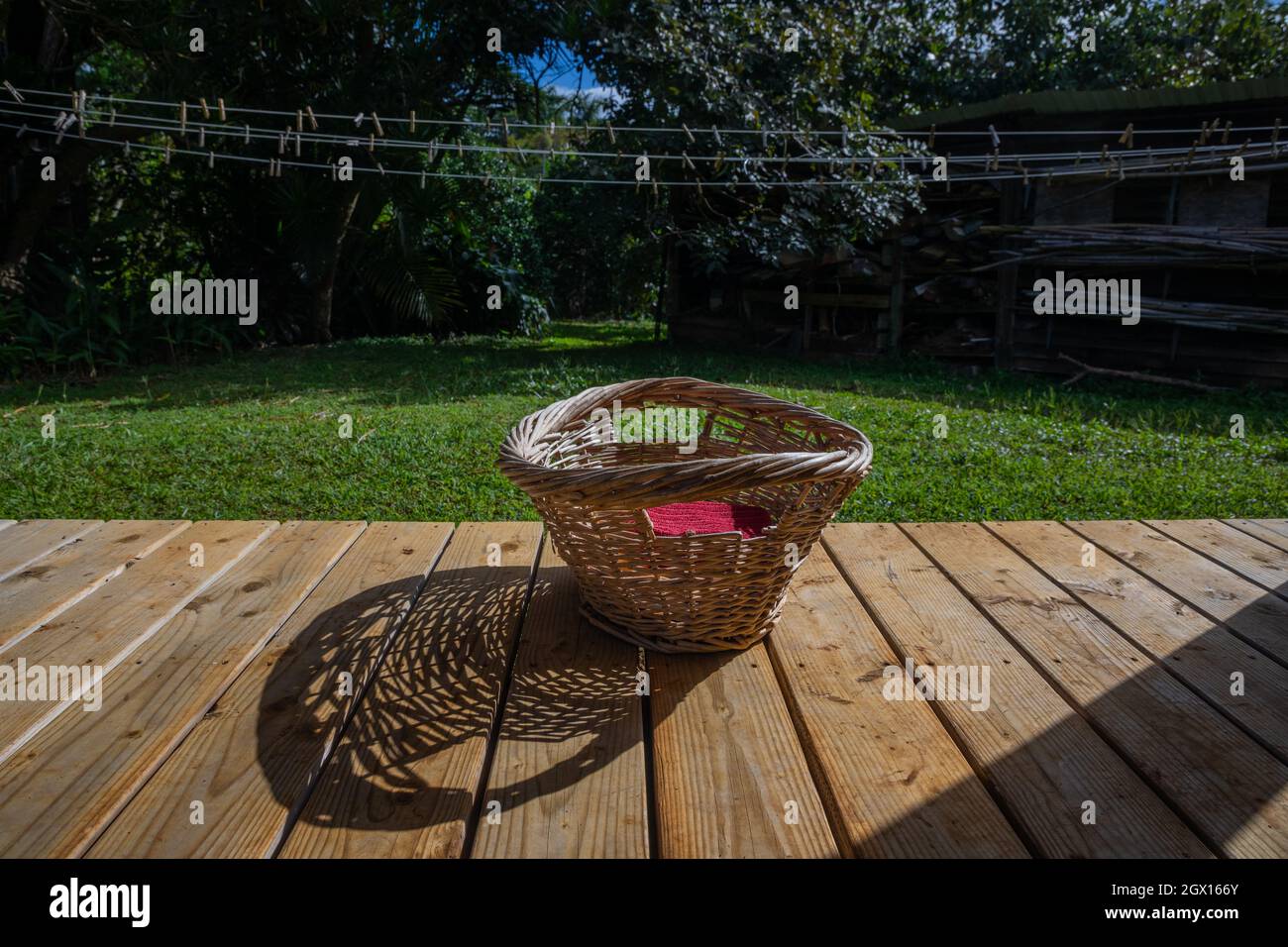 Leerer Wäschekorb und Wäscheleine an einem sonnigen Tag auf Hawaii Stockfoto