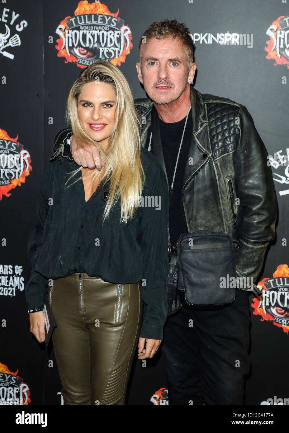 Crawley, Großbritannien. Oktober 2021. Christie Goddard (L) und Shane Ritchie (R) besuchen die Eröffnungsnacht des Shockfestfest 2021 auf der Tulley's Farm in Crawley. (Foto von Brett Cove/SOPA Images/Sipa USA) Quelle: SIPA USA/Alamy Live News Stockfoto