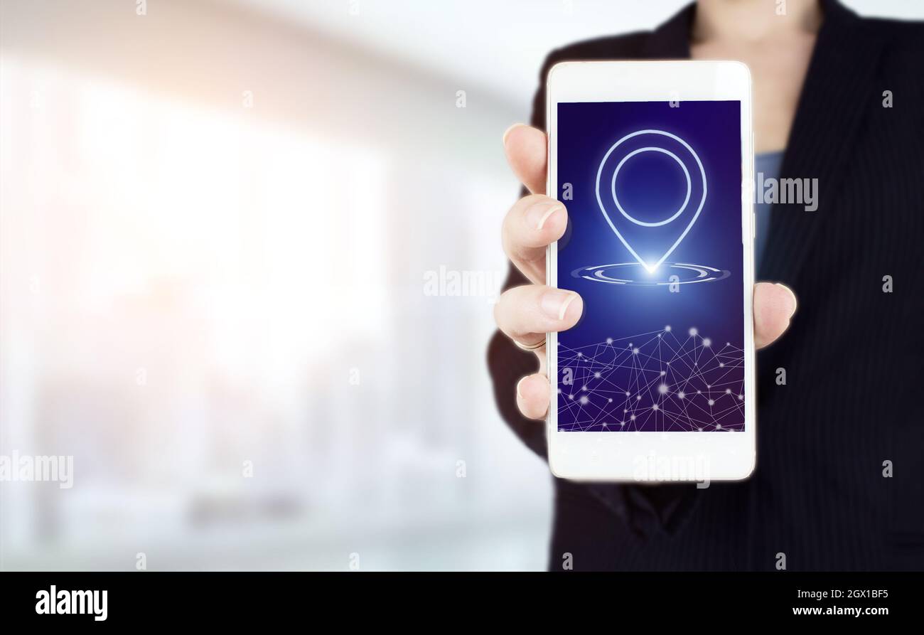 GPS-Karte, Adressposition auf mobilen Apps anheften. Handgriff weißes Smartphone mit digitalem Hologramm Positionsmarkierungszeichen auf hellem verschwommenem Hintergrund Stockfoto