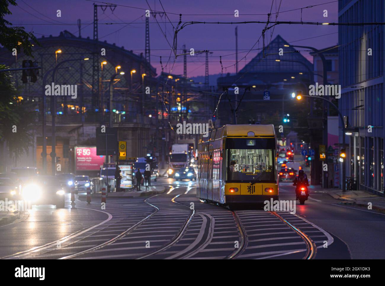 Dresden, Deutschland. Oktober 2021. Autos, Fußgänger, Moped-Fahrer und eine Straßenbahn stehen im morgendlichen Hauptverkehrsverkehr am Bahnhof Neustadt. Quelle: Robert Michael/dpa-Zentralbild/dpa/Alamy Live News Stockfoto