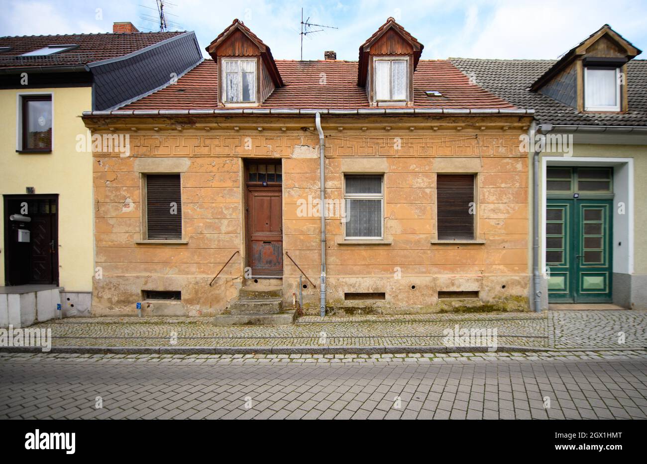 Zehdenick, Deutschland. September 2021. Unrenoviertes Haus in der Chapel Street in der Innenstadt. Quelle: Soeren Stache/dpa-Zentralbild/ZB/dpa/Alamy Live News Stockfoto