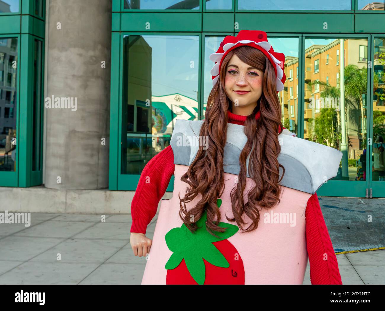 Teilnehmer mit Mabel Pines of Gravity Falls auf der Comic Con in Los Angeles, CA, USA Stockfoto