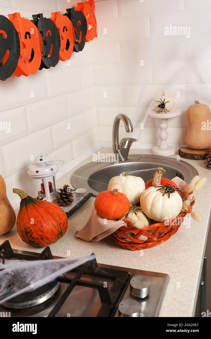 Interior Halloween mit Kürbissen, Spinnennetz und Girlande in der Küche. halloween-Heimparty Stockfoto