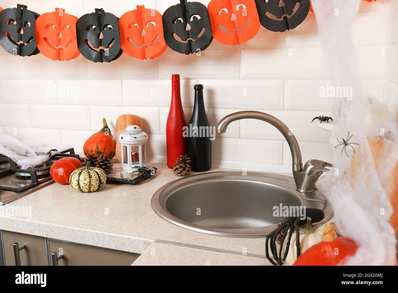 Interior Halloween mit Kürbissen, Spinnennetz und Girlande in der Küche. halloween-Heimparty Stockfoto