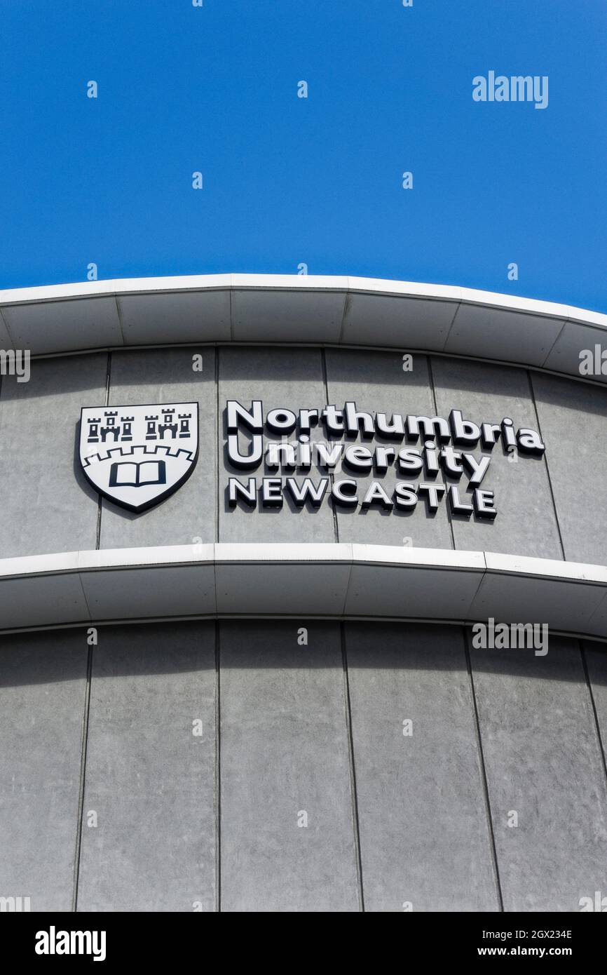 University of Northumbria in Newcastle Schild und Schild auf einem Universitätsgebäude in Newcastle upon Tyne, Großbritannien Stockfoto