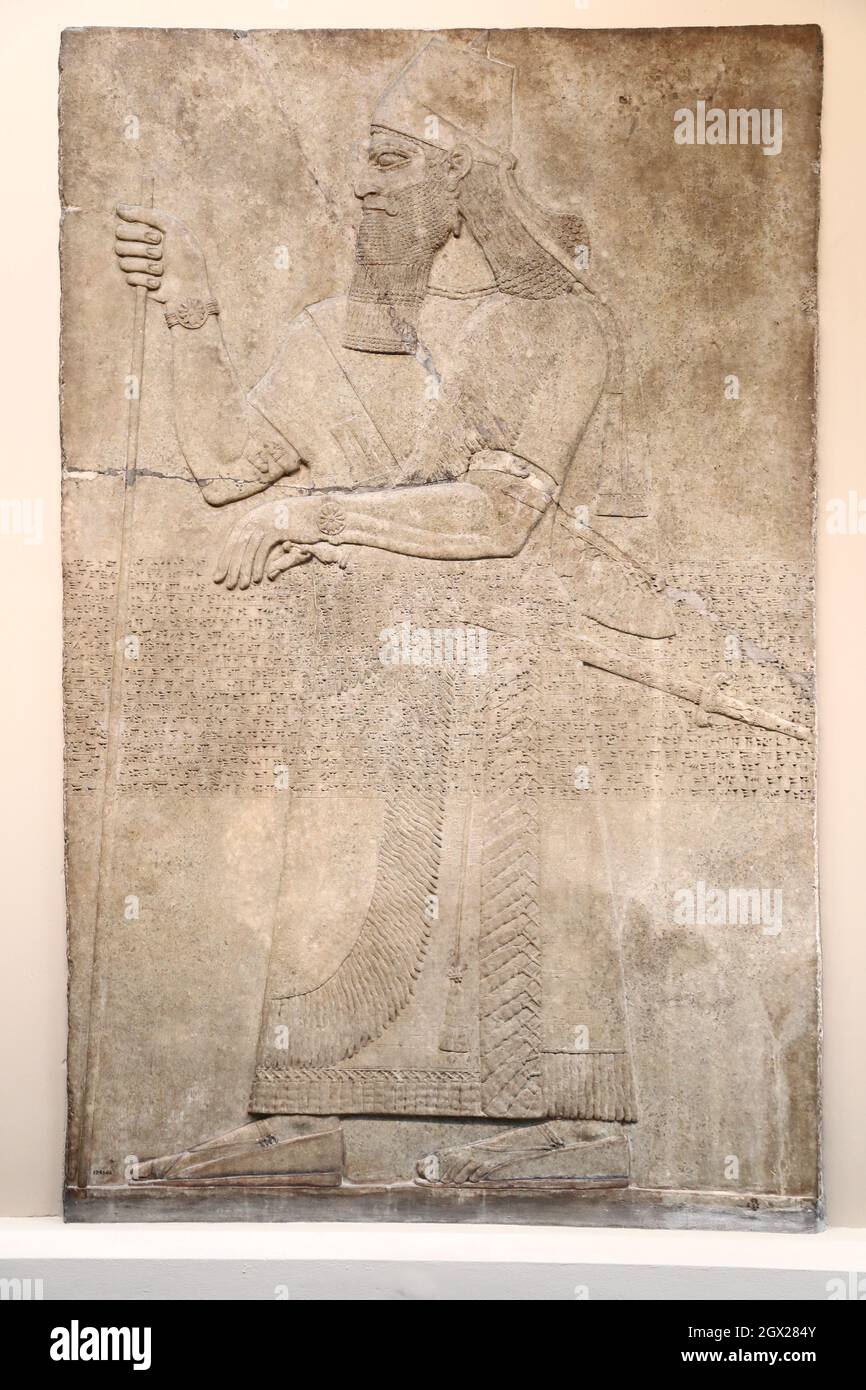 Relief des assyrischen Königs Ashurnasirpal II. Aus dem Nimrud-Nord-West-Palast im British Museum, London, Großbritannien Stockfoto