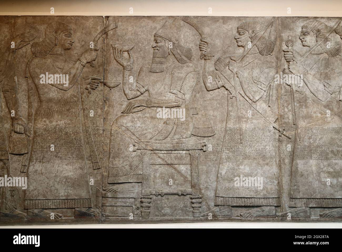 Hofszene mit dem assyrischen König Ashurnasirpal aus dem Nimrud-Nordwest-Palast im British Museum, London, Großbritannien Stockfoto