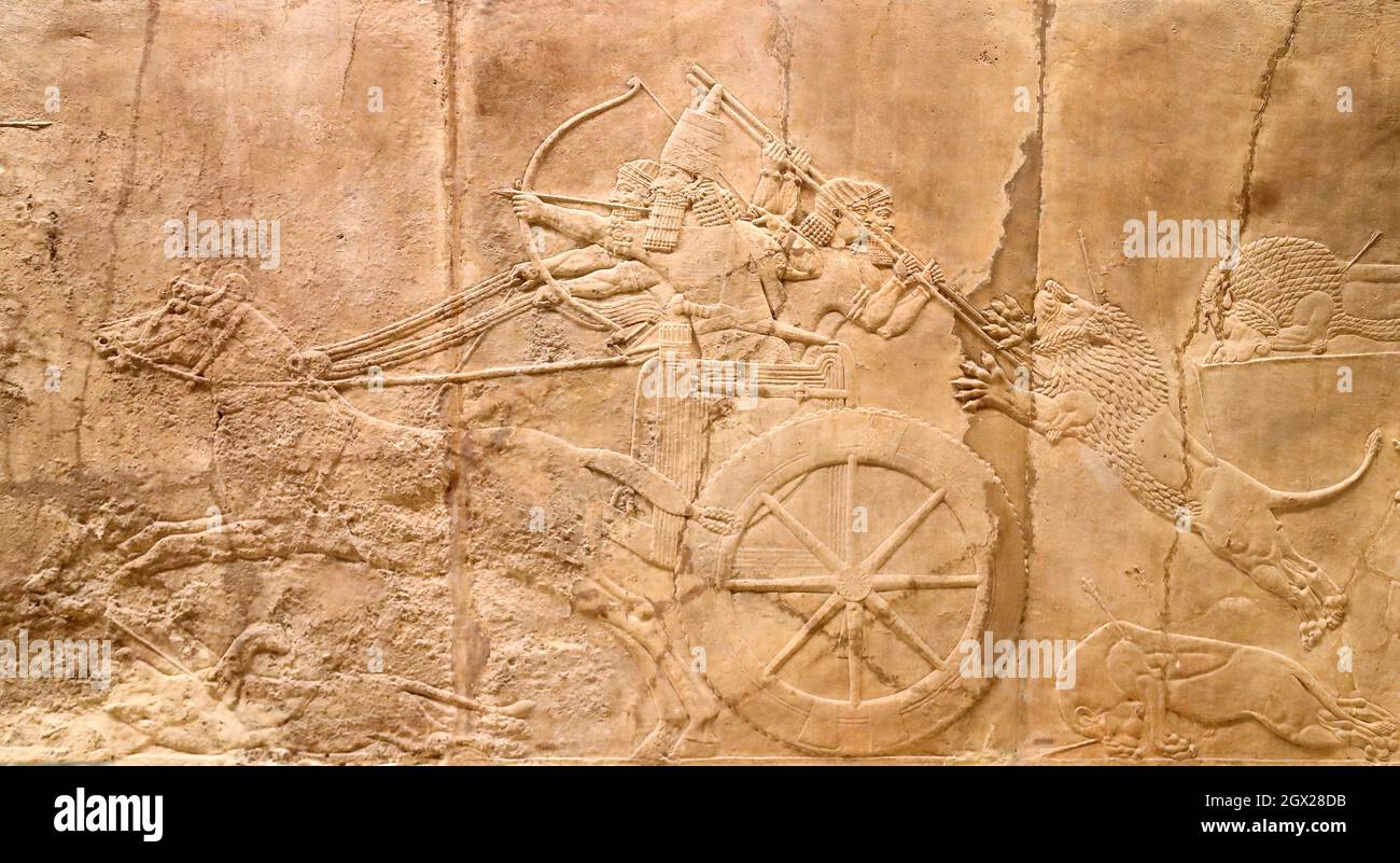 Die königliche Löwenjagd mit dem assyrischen König Ashurbanipal vom Ninive North Palace im British Museum, London, Großbritannien Stockfoto