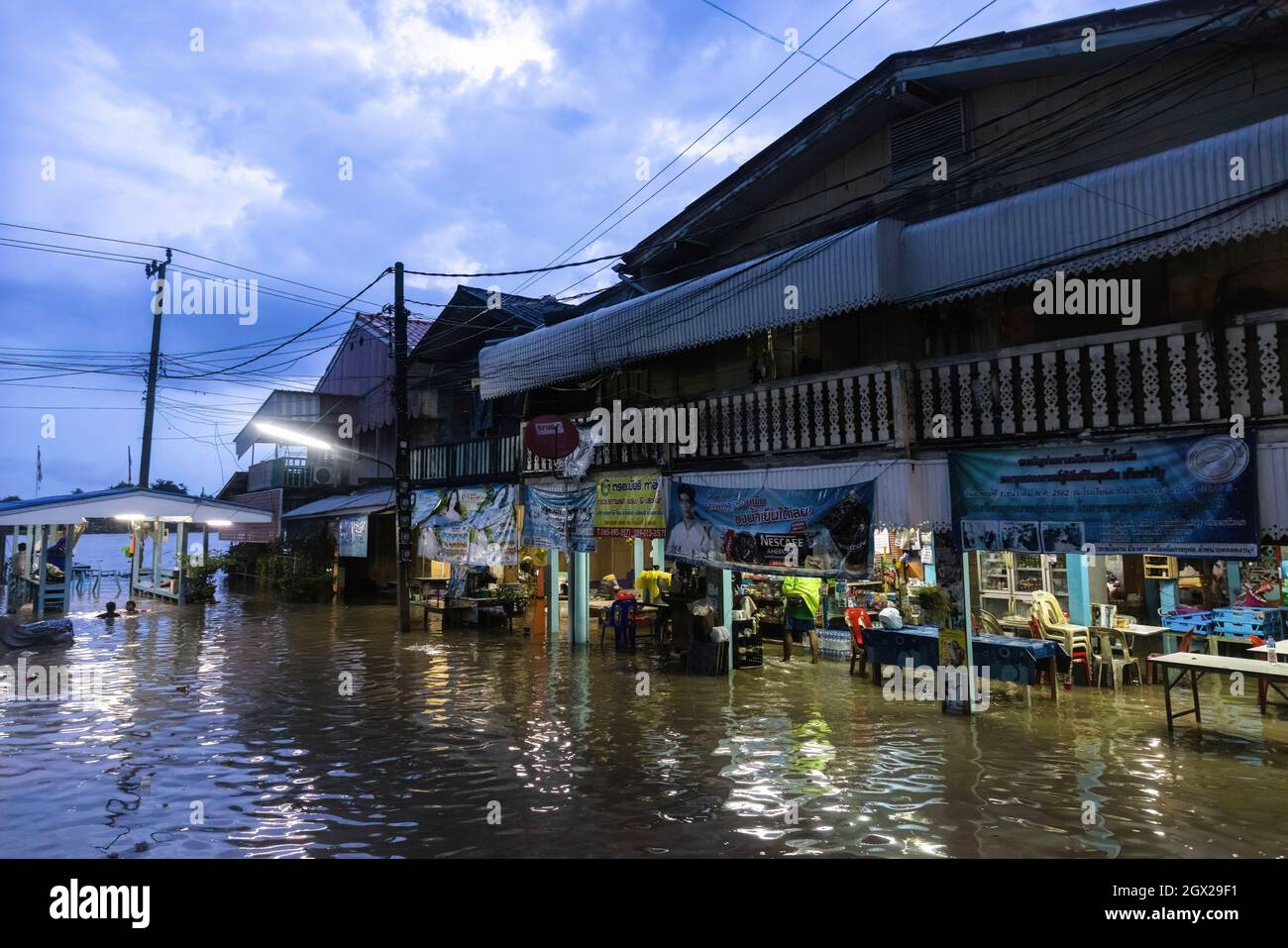 Nonthaburi, Thailand. Oktober 2021. Häuser werden nach einem starken Sturm überflutet dargestellt. Thailand ist aufgrund der starken Regenfälle, der Gezeitenwelle und der Wasserabflüsse vom Chao Phraya-Staudamm nach dem Sturm von Dianmu im Land mit einer Sturmflut konfrontiert. Viele Bewohner sind jedes Jahr mit Überschwemmungen konfrontiert, aber in diesem Jahr stieg der Wasserstand sofort an und verursachte mehr Schäden als üblich. Kredit: SOPA Images Limited/Alamy Live Nachrichten Stockfoto