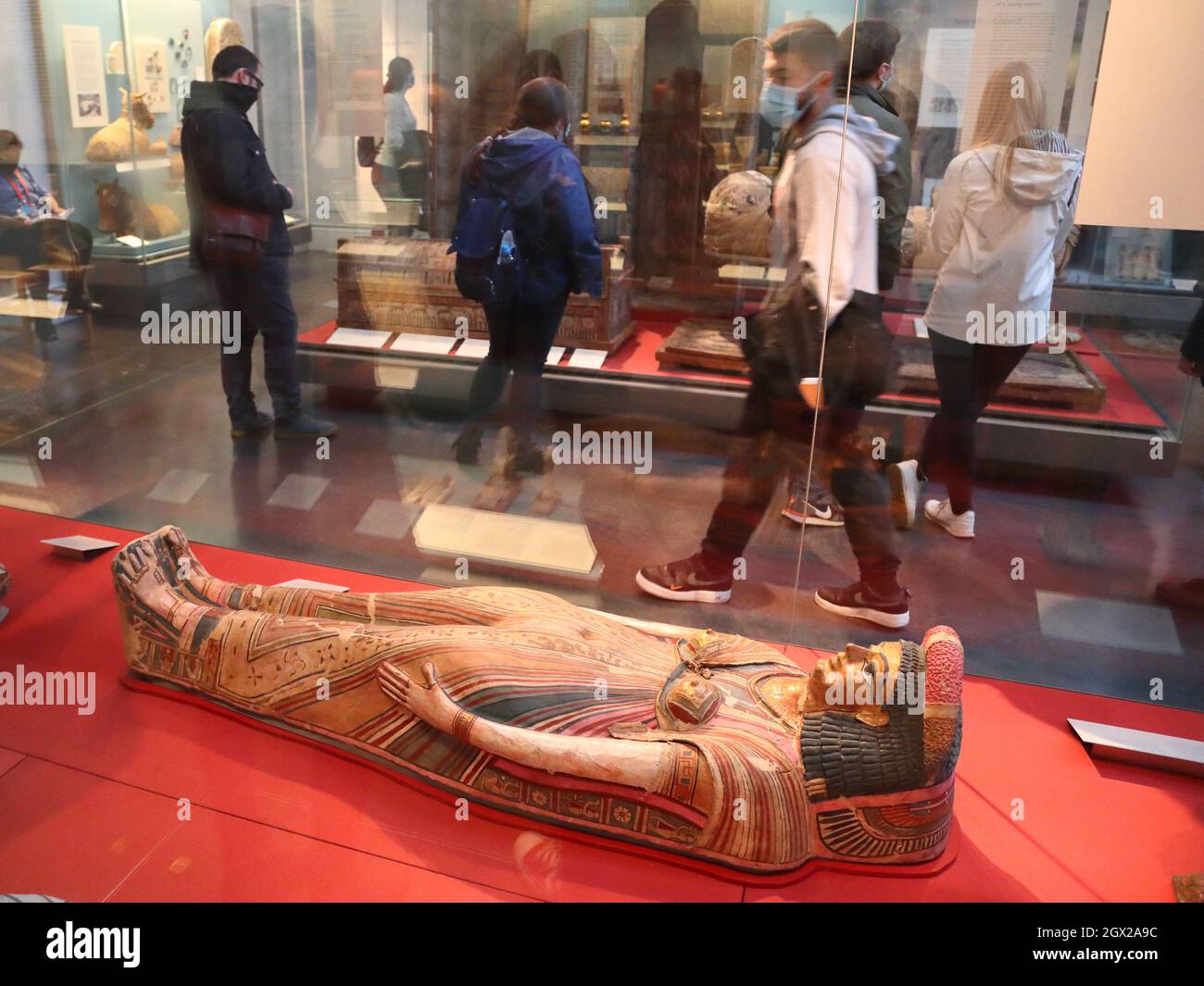 Besucher, die ägyptische Exponate im British Museum, London, Großbritannien studieren Stockfoto