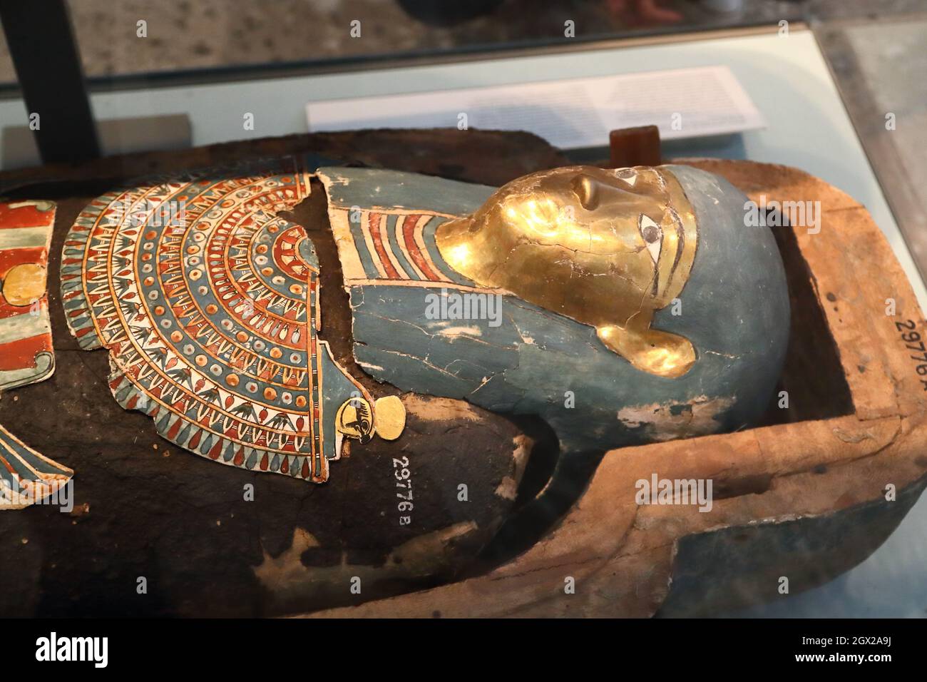 Ägyptisch bemalter Holzsarg und Mumie von Djedhor im British Museum, London, Großbritannien Stockfoto