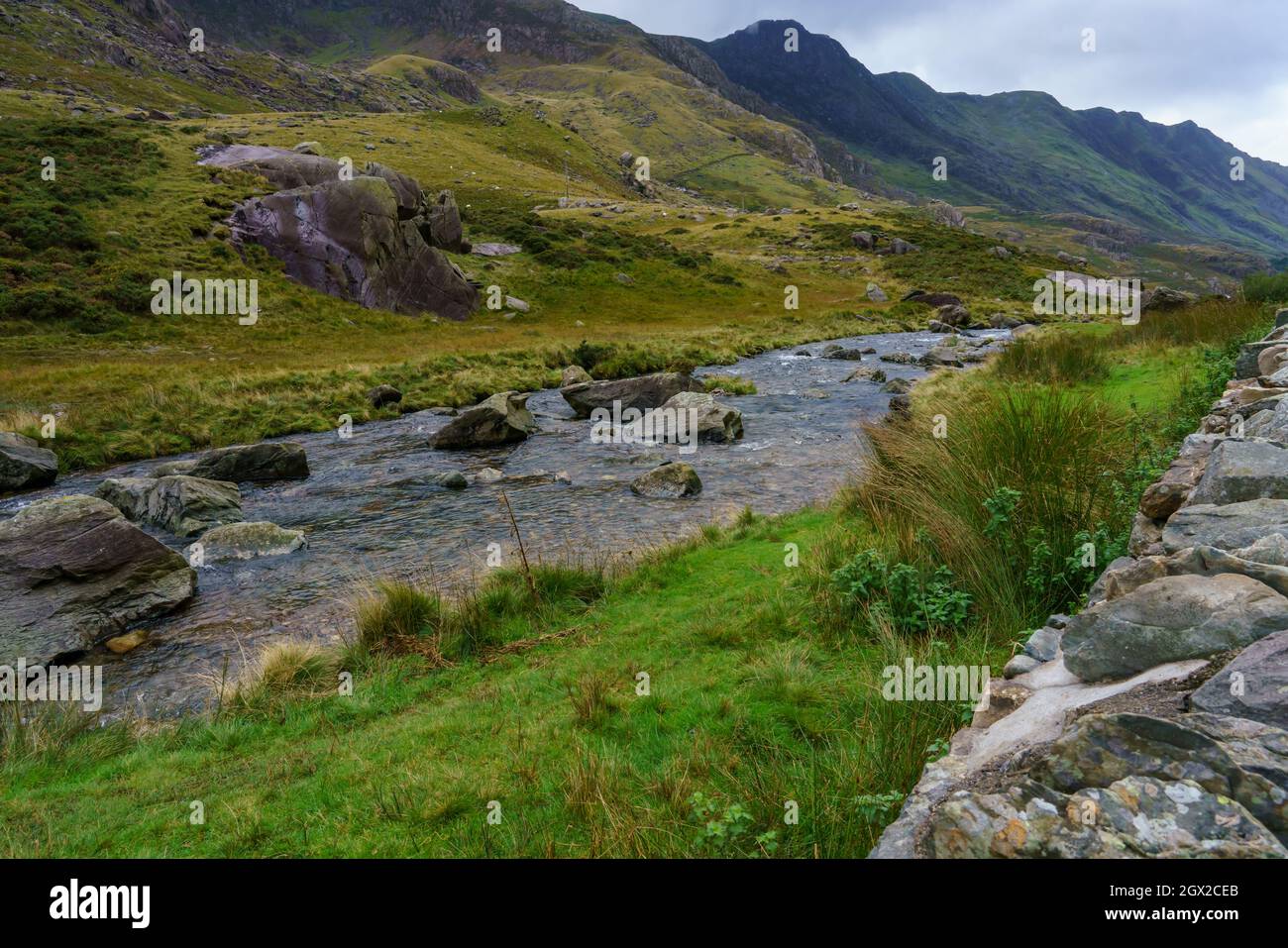 Abflusswasser in Pen-y-Pass, einem Bergpass in Snowdonia, Gwynedd, Nordwesten von Wales. Stockfoto