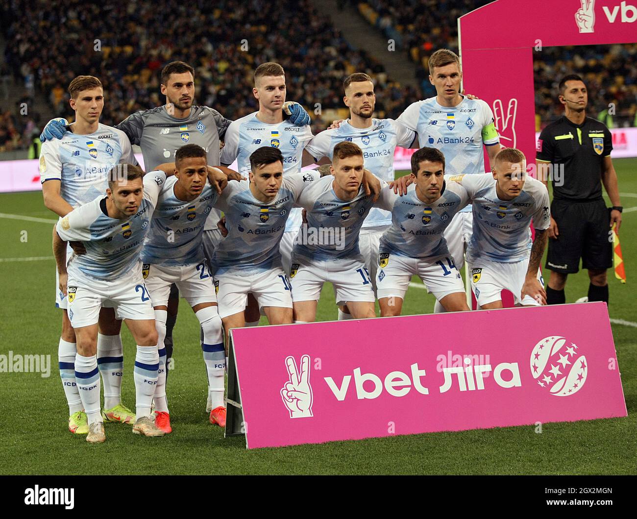 KIEW, UKRAINE - 03. OKTOBER 2021 - Spieler des FC Dynamo Kiew posieren für ein Bild vor dem Spiel der ukrainischen Premier League in der 10. Runde gegen den FC Stockfoto