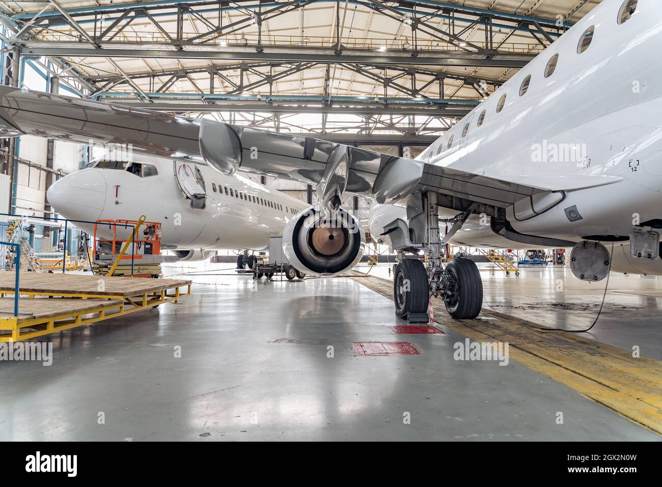 Panoramablick auf den Flugzeughangar mit Flugzeugen Stockfoto