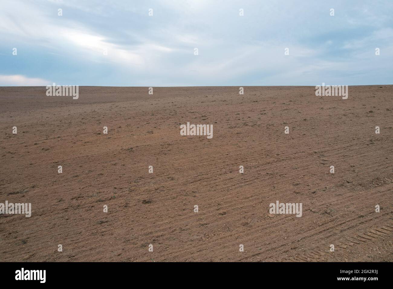 Brauner Boden landet auf dem Bauernhof auf dem Himmel Hintergrund. Landwirtschaftliches Thema Stockfoto