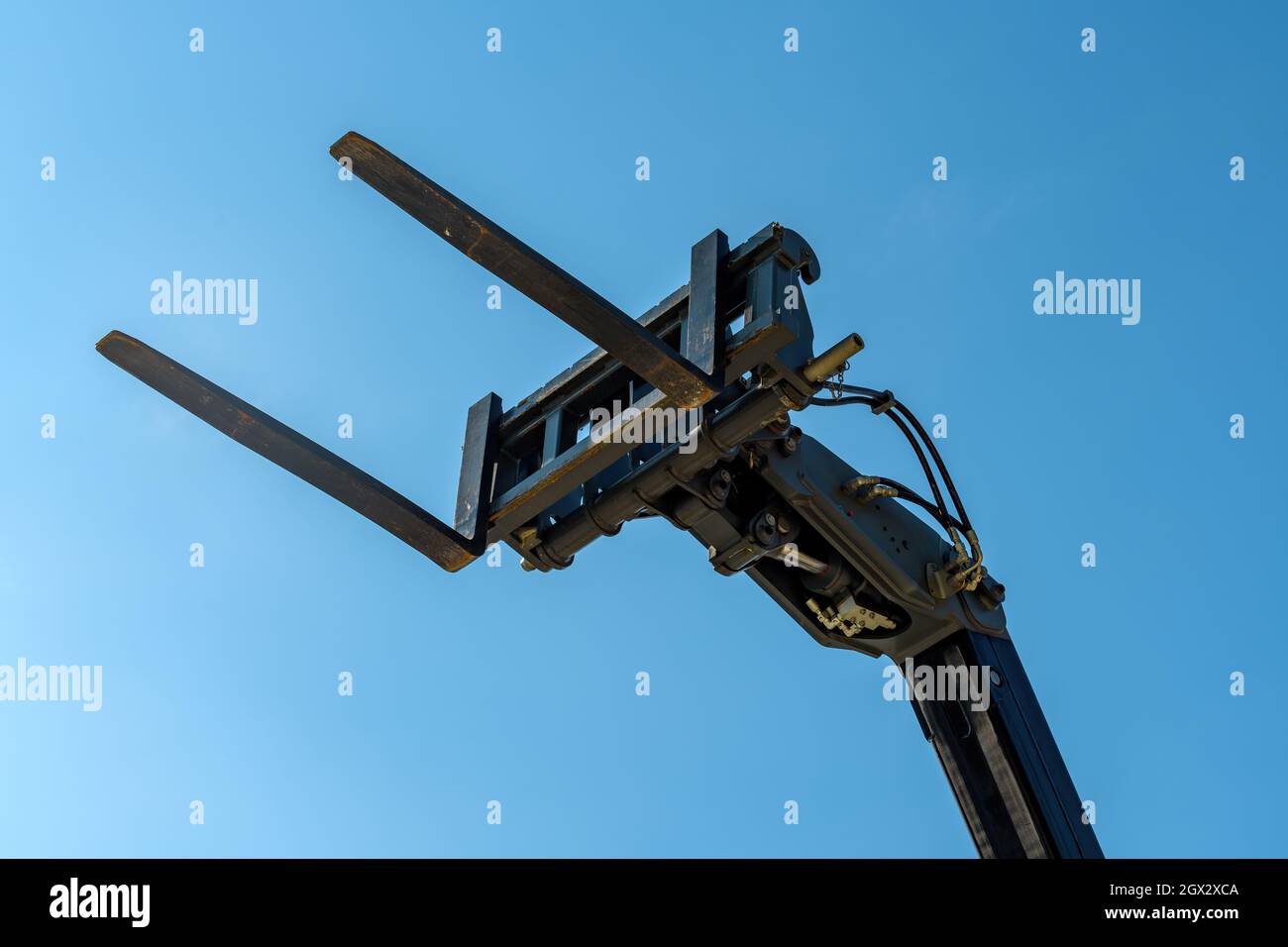 Gabelstaplergabeln, Industriemaschinen und Ausrüstung gegen blauen Himmel Stockfoto