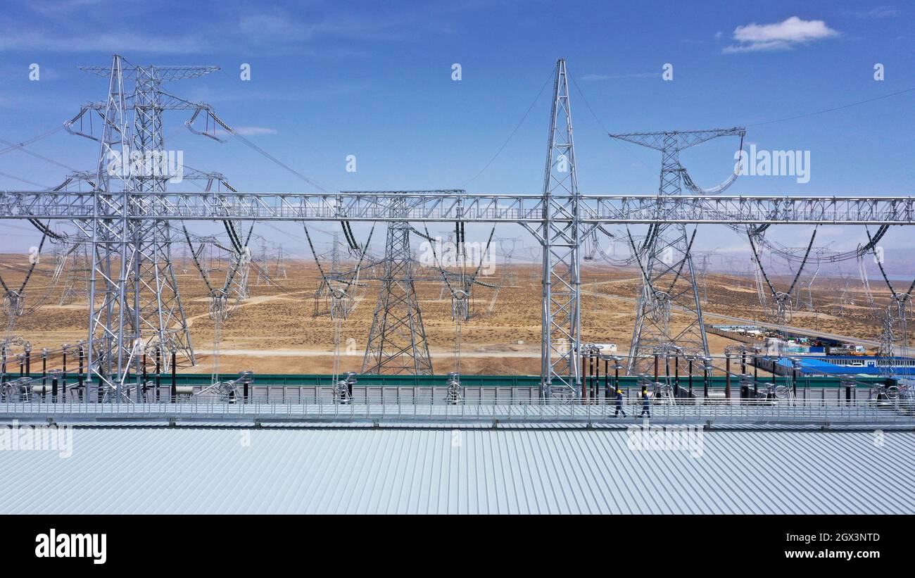 Peking, China. April 2021. Das Luftbild, das am 16. April 2021 aufgenommen wurde, zeigt eine Ultrahochspannungs-Gleichstromwandlerstation in der nordwestlichen Provinz Qinghai in China. Quelle: Zhang Hongxiang/Xinhua/Alamy Live News Stockfoto