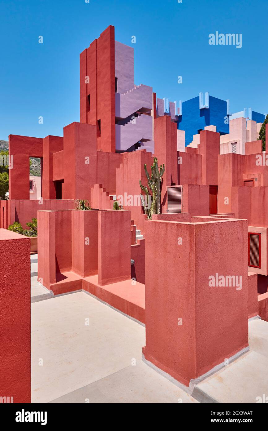 Geometrische Bauweise. Die rote Wand, La Manzanera. Calpe, Spanien Stockfoto