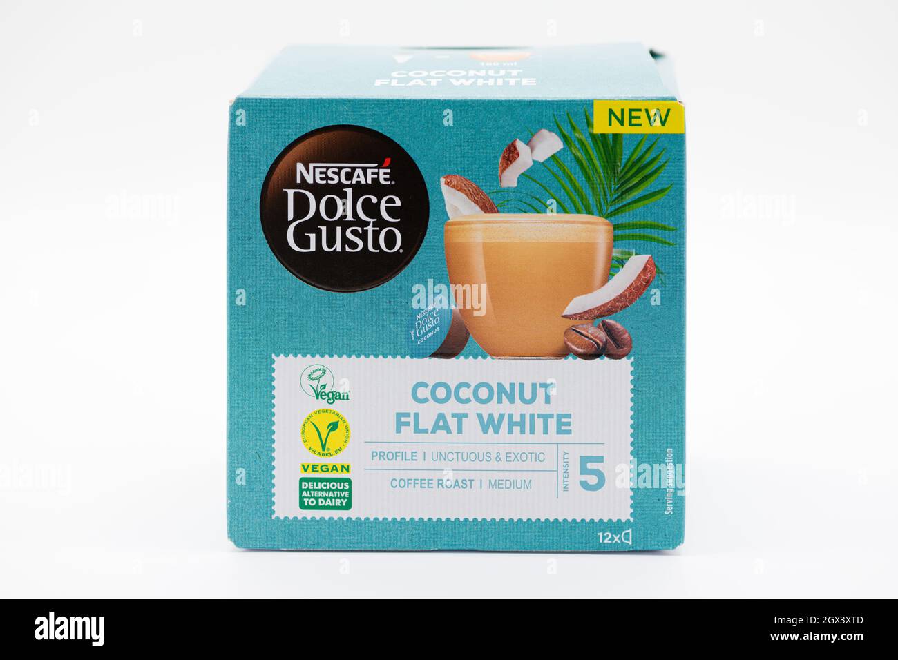Irvine, Schottland, Großbritannien - 29. September 2021: Eine Schachtel weißer Kokosnuss-Kaffeepads der Marke Nescafe Dolce-Gusto in recycelbaren Verpackungen, in denen die Stockfoto