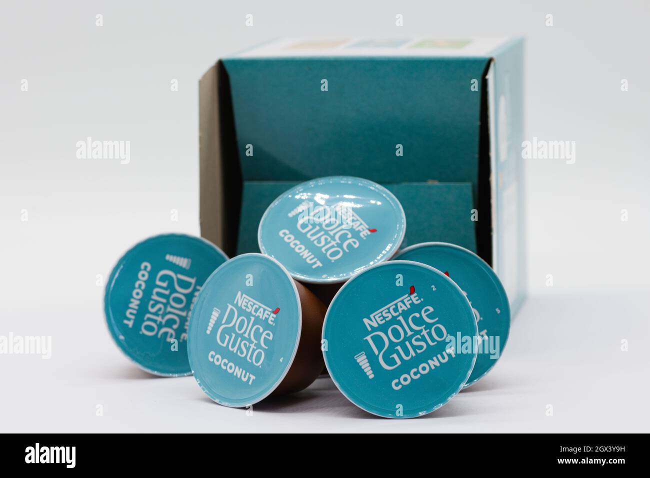 Irvine, Schottland, Großbritannien - 29. September 2021: Eine Schachtel weißer Kokosnuss-Kaffeepads der Marke Nescafe Dolce-Gusto in recycelbaren Verpackungen, in denen die Stockfoto