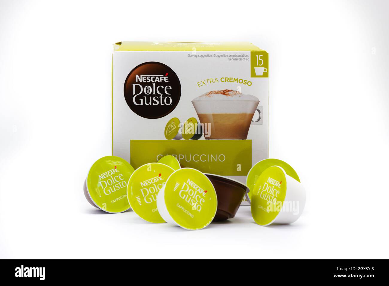 Irvine, Schottland, Großbritannien - 29. September 2021: Eine Mischung aus  Cappuccino-Kaffee und Milch der Marke Nescafe Dolce-Gusto in recycelbaren  Schoten in einer recycelbaren Schachtel Stockfotografie - Alamy