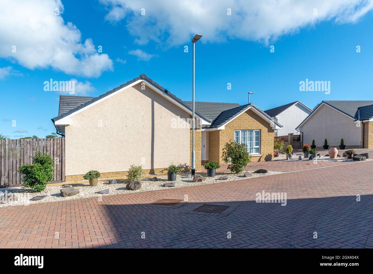 Irvine, Scotland, UK - 19. September 2021: Moderne schottische Wohnsiedlung in Nord-Ayrshire mit verschiedenen Designs von halb- und freistehenden Villen Stockfoto