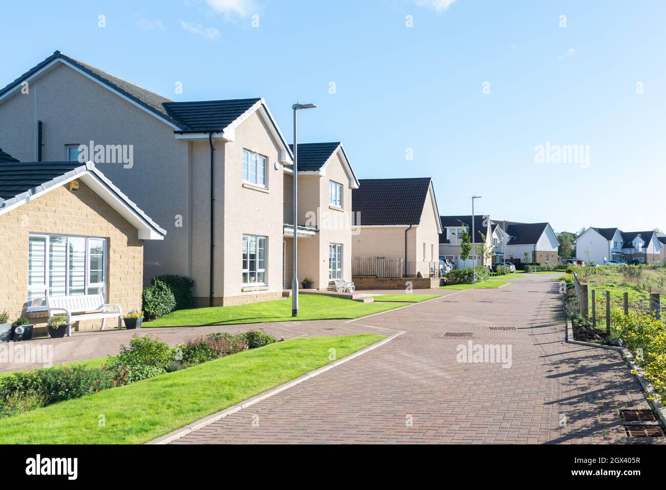 Irvine, Scotland, UK - 19. September 2021: Moderne schottische Wohnsiedlung in Nord-Ayrshire mit verschiedenen Designs von halb- und freistehenden Villen Stockfoto