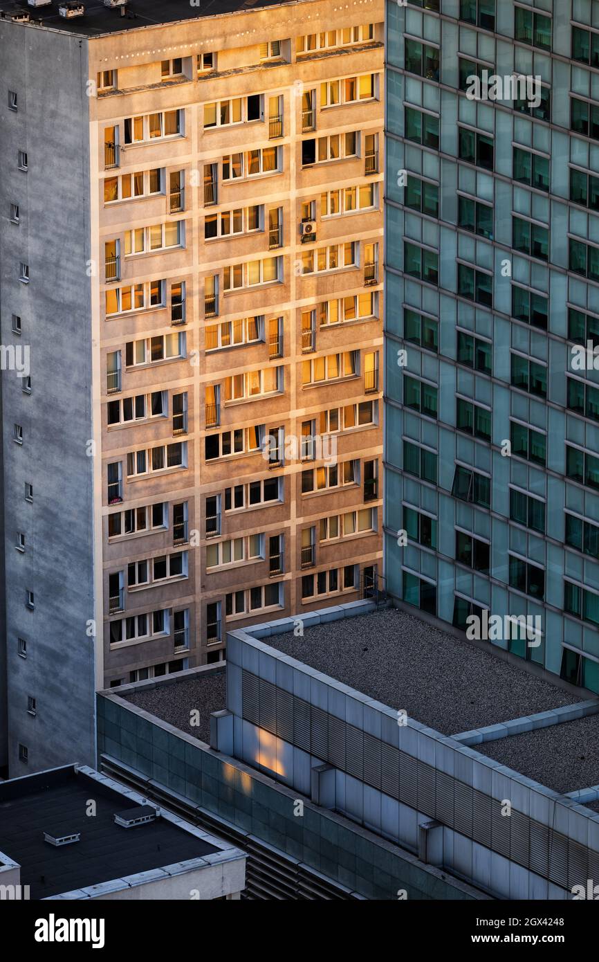 Sonnenuntergang in der Innenstadt mit Wohngebäude, Wohnturm und Wolkenkratzerfassade, Warschau, Polen. Stockfoto