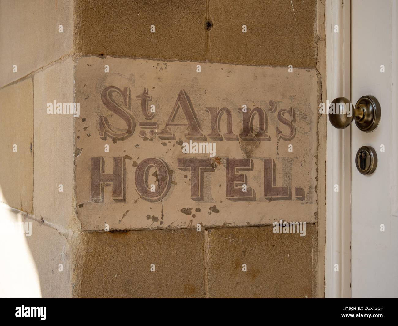 Alte Beschilderung für das St Anns Hotel, Buxton, Derbyshire, Großbritannien; nach der Renovierung wurde das Gebäude als Buxton Crescent Hotel wiedereröffnet Stockfoto