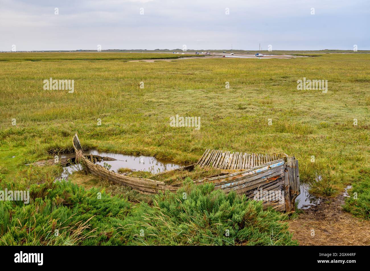 Das erodierende Wrack eines Holzbootes, das auf dem Sumpf des Blakeney Natural Nature Reserve, Norfolk, England, ruhen sollte. Stockfoto
