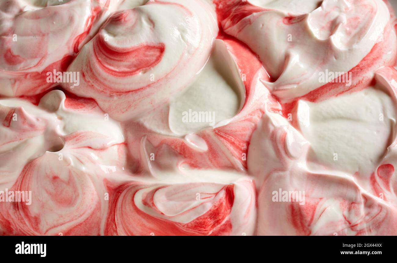 Von oben strukturierter Hintergrund aus appetitanregenden roten Eis mit süßer Erdbeermarmelade Stockfoto