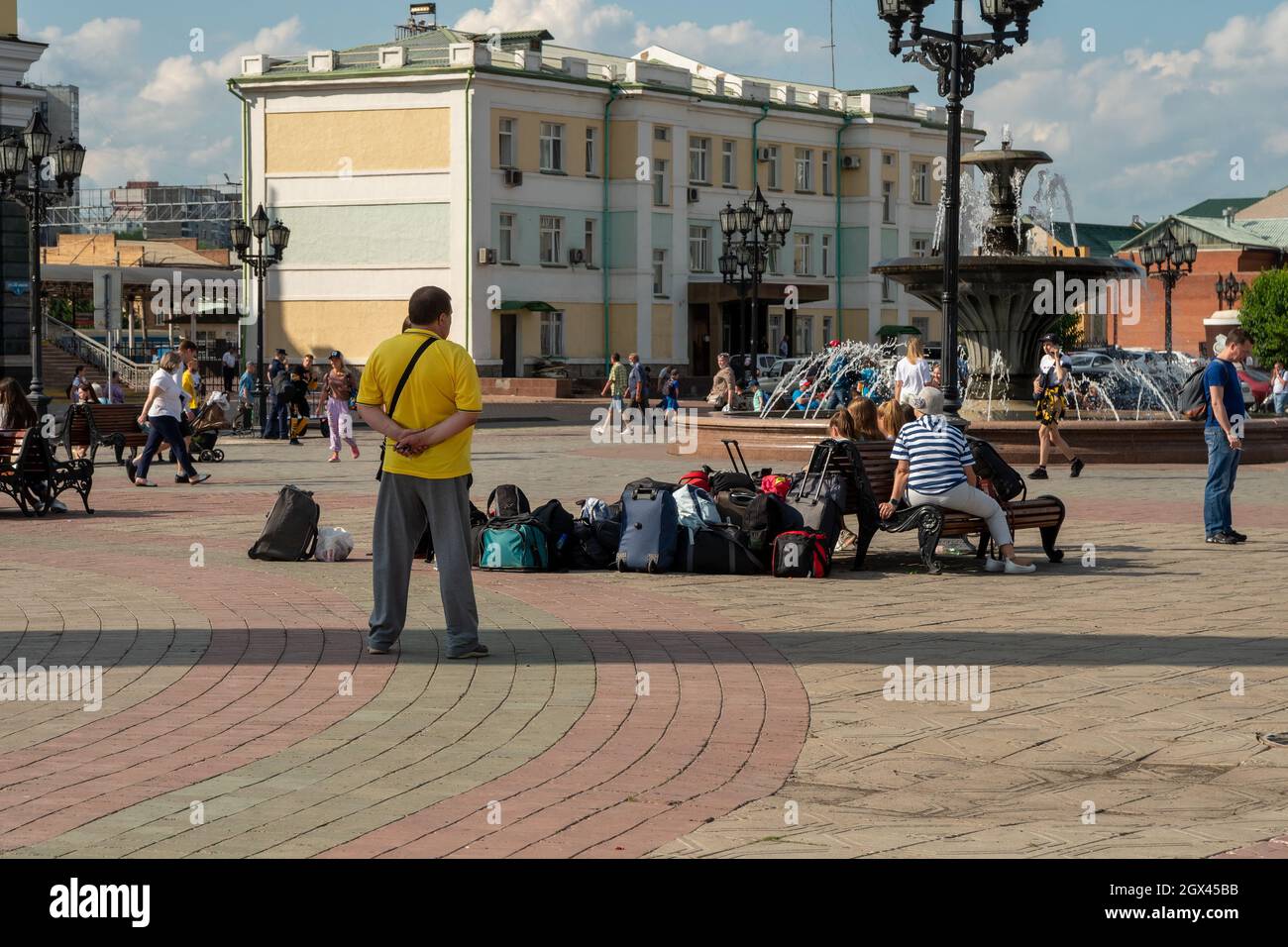 Auf dem Privokzalnaya-Platz steht ein Gepäckstapel vor dem Hintergrund des Gebäudes der West-sibirischen Staatsanwaltschaft für Verkehr in der Nähe des ma Stockfoto