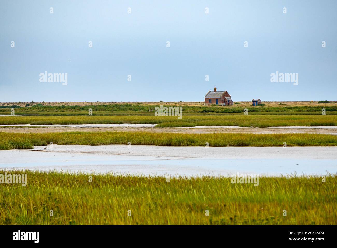 Blick auf Blakeney Watch House über den Fluss Glaven und die Sümpfe im Blakeney Natural Nature Reserve, Norfolk, England. Stockfoto