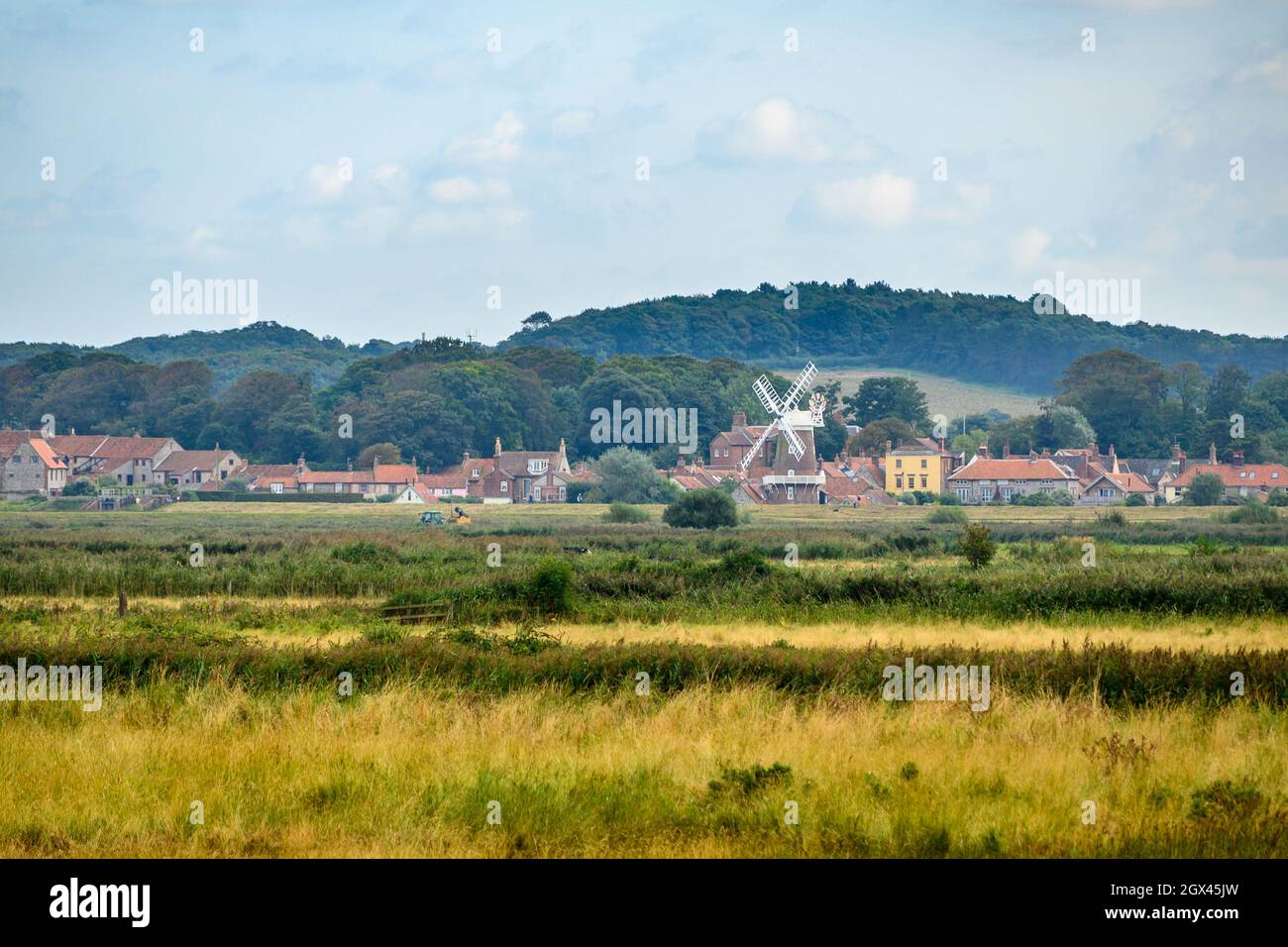 Blick auf Cley neben dem Sea Village mit Cley Windmill vom Wanderweg in Blakeney Freshes, Norfolk, England. Stockfoto