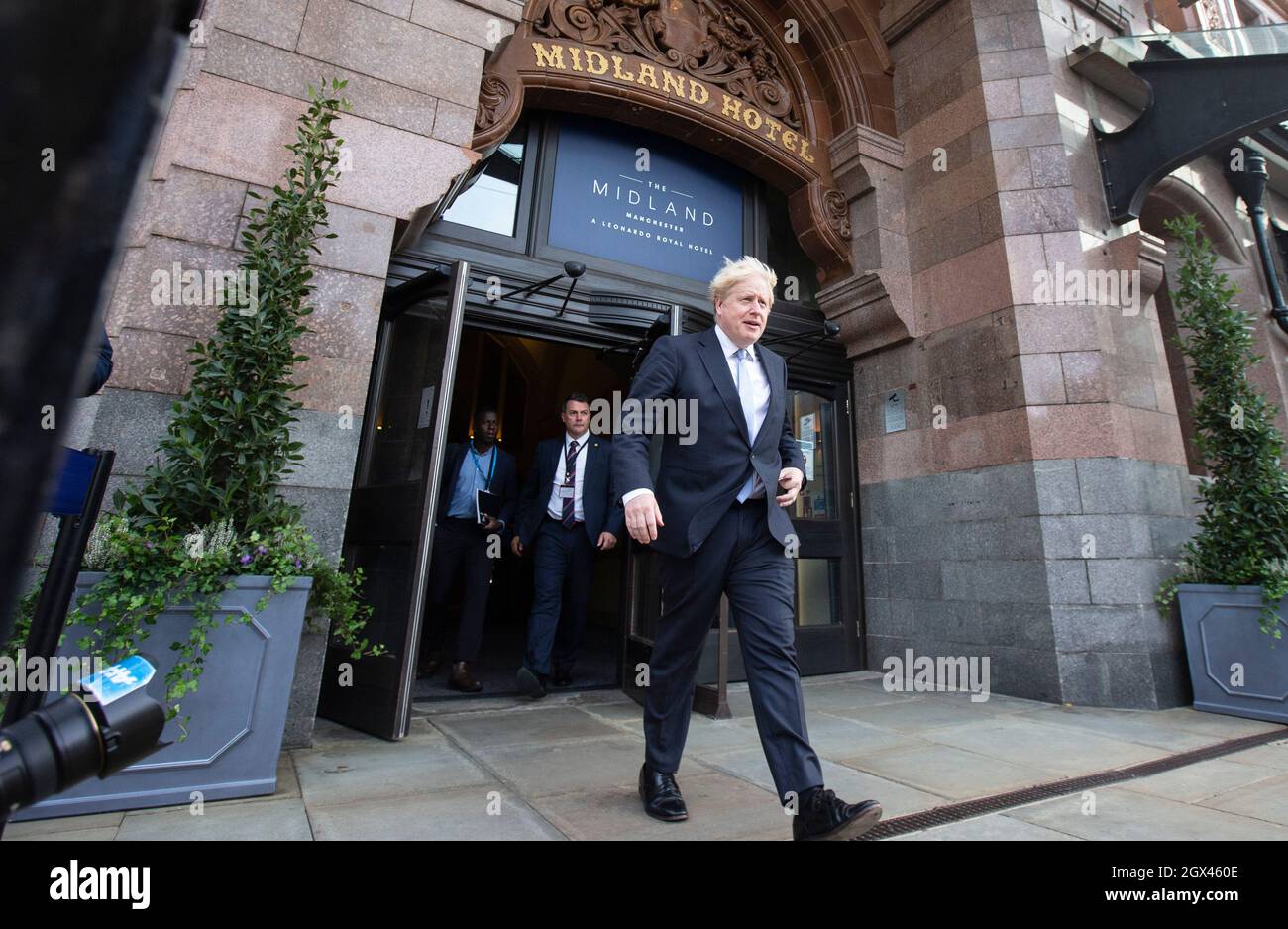Manchester, Großbritannien. Oktober 2021. Premierminister Boris Johnson verlässt sein Konferenzhotel. Kredit: Mark Thomas/Alamy Live Nachrichten Stockfoto