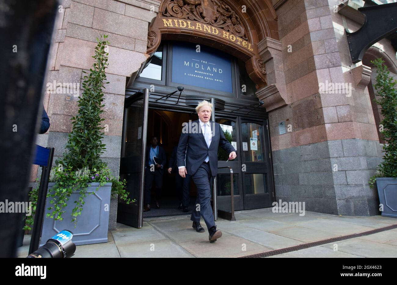 Manchester, Großbritannien. Oktober 2021. Premierminister Boris Johnson verlässt sein Konferenzhotel. Kredit: Mark Thomas/Alamy Live Nachrichten Stockfoto